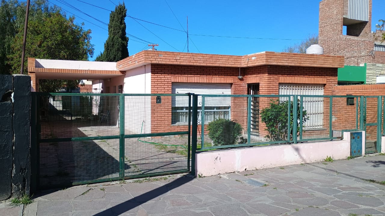 Casa 3 dorm. – Pellegrini 806 (Trelew) – foto 1